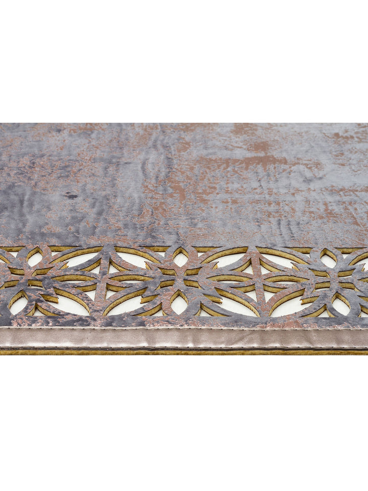 Gravür Klasik Ve Modern İşleme ve Oymaya Sahip Parlak Bordürlü Suni Deri Halı 03 MARINEBRONZE - Carpetdocia