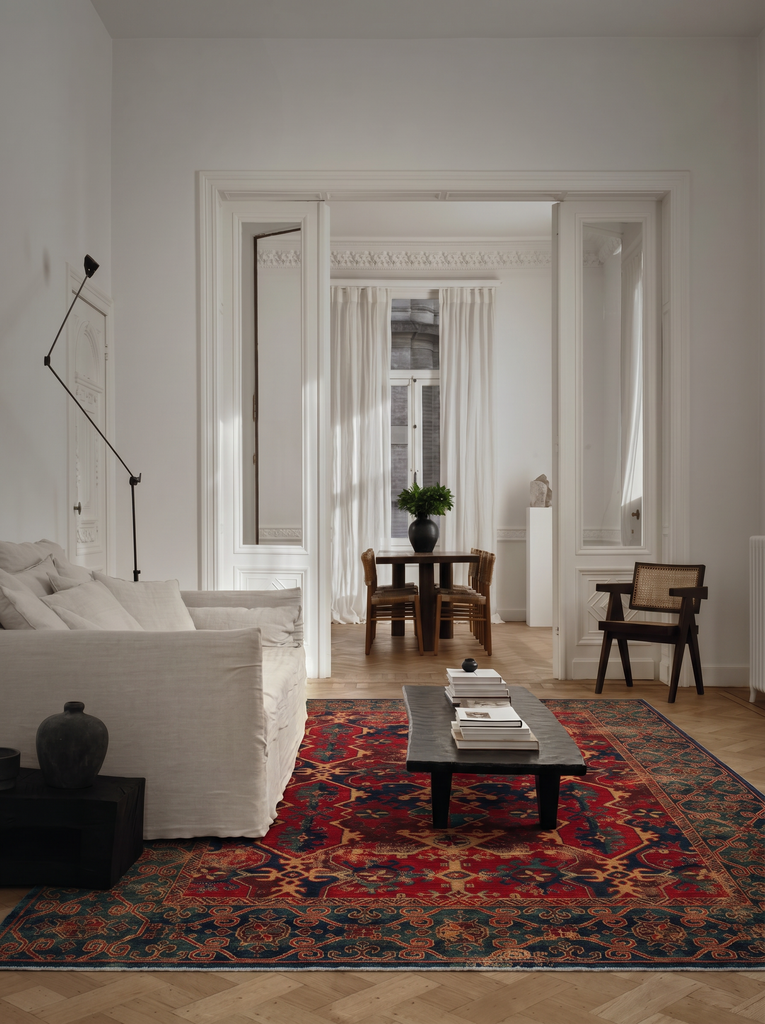 Tapis artisanal à métier noir de la série Göbeklitepe, fabriqué à la main avec de la laine 100 % néo-zélandaise et orné de motifs anatoliens 01NAVRD