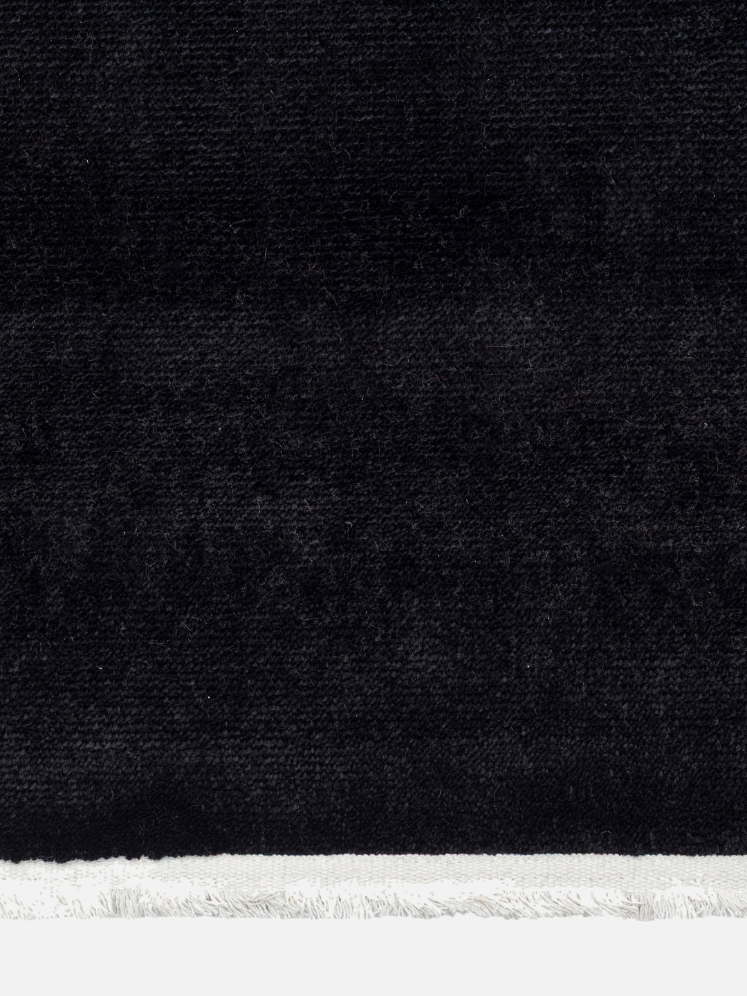 Victoria %100 TENCEL™ Lyocell El Emeği ile Üretilen Halı MIDNIGHT ONYX saçak detayı